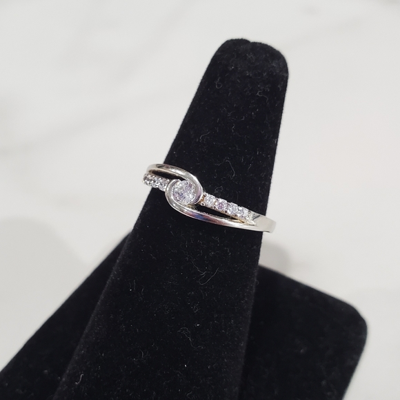 .925 Round stone w/accent stones - Picture 2 of 4